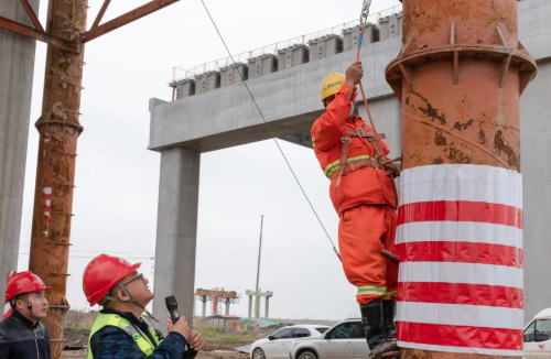 杭紹甬高速杭紹段項(xiàng)目開(kāi)展速差防墜器操作交流會(huì)