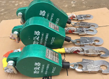 佩戴防墜安全器開展高空作業(yè)時(shí)不能太心急